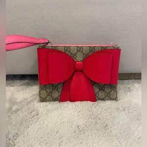 💯 Authentic Gucci Supreme bow clutch. Never used.